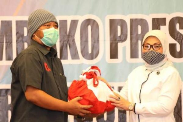 Menteri Ida Fauziyah Serahkan Bansos Sembako Presiden pada Pekerja ter-PHK