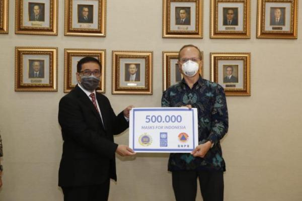 UNDP Serahkan Bantuan 500 Ribu Masker untuk Tenaga Kesehatan Indonesia