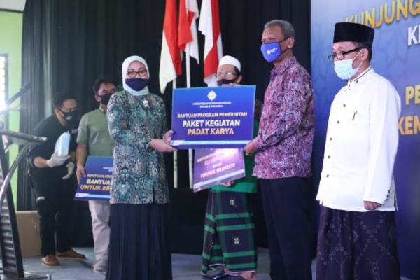 Menaker Ida Serahkan Bantuan Program Refocusing COVId-19 di Mojokerto