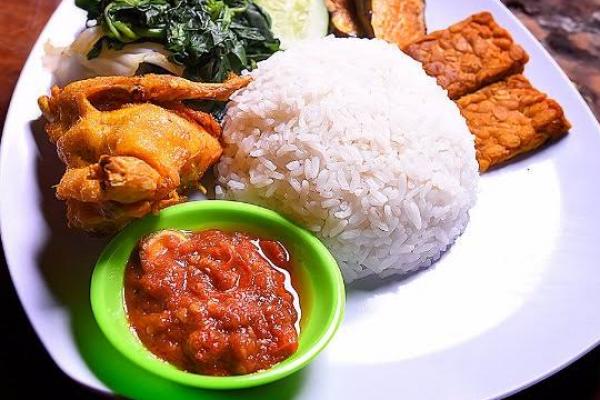 Nikmati Sensasi “Ditampar” Pedasnya Nasi Tempong