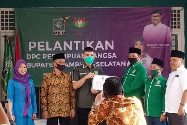 Muhammad Kadafi Serahkan Hewan Qurban ke DPC PKB Lampung Selatan