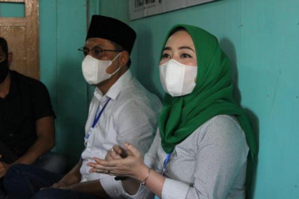 Ratna Juwita Kunjungi Warga Tuban Penderita Tumor Leher