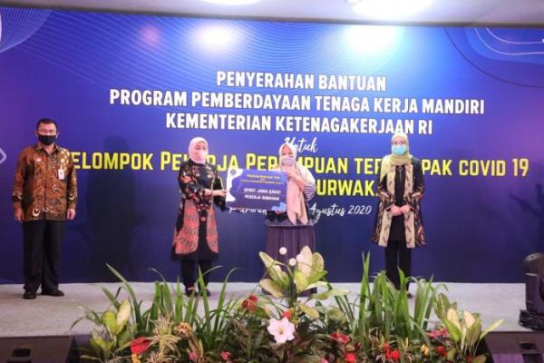 Menaker Ida Serahkan Bantuan TKM Bagi Pekerja Perempuan Terdampak COVID-19