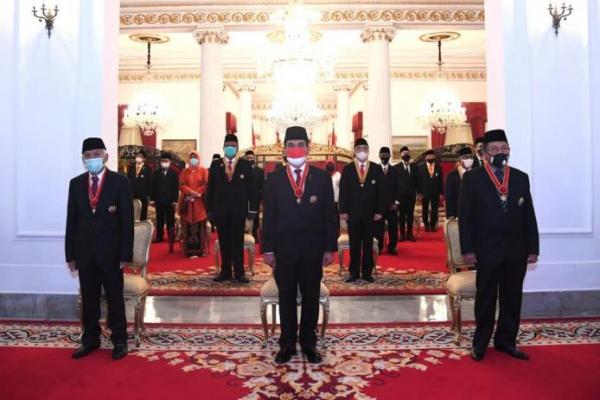 Presiden RI Anugerahkan Tanda Jasa dan Kehormatan untuk 53 Tokoh, Berikut Daftarnya