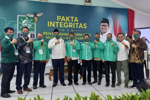 PKB Serahkan Formulir B.1-KWK pada Tiga Pasangan Balon Pilkada di Sultra