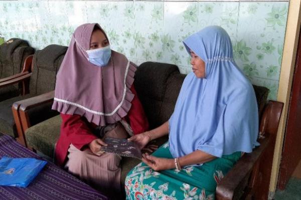 Cegah Covid-19, Mahasiswa UMM Gelar Penyuluhan Door to Door di Sampang