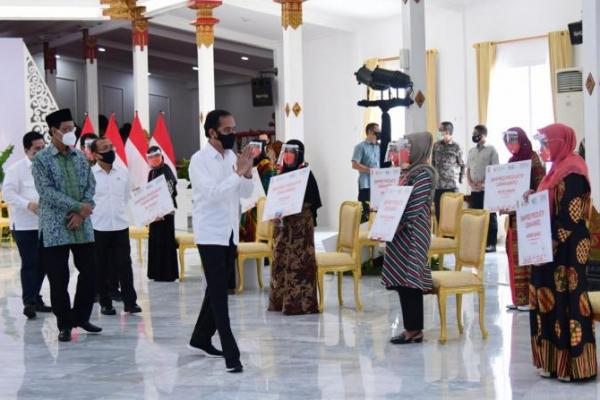 Presiden Jokowi Serahkan Banpres Produktif Usaha Mikro di Yogyakarta