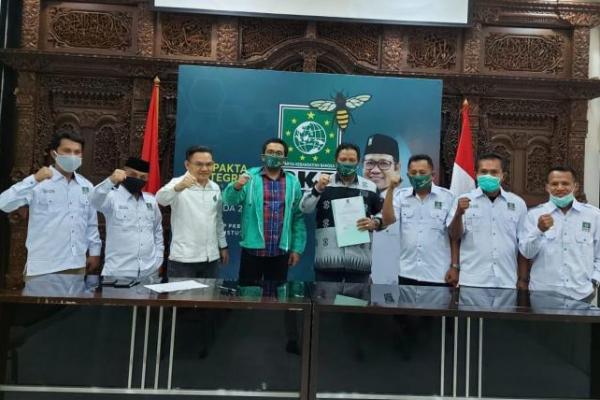 PKB Resmi Berikan Formulir B.1-KWK ke Rusman-Bachrun dan Aswadi-Fahrul