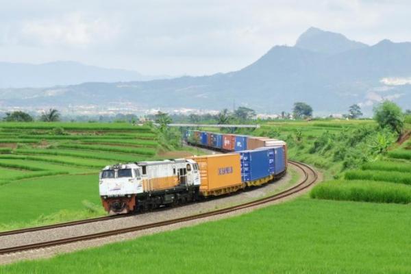 Trafik Perjalanan Kereta Angkutan Barang KAI Meningkat