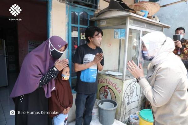 Menaker Ida Fauziyah Kunjungi Rumah Sejumlah Pekerja Penerima Bantuan Subsidi Upah