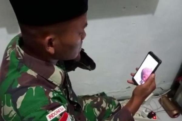 Bikin Haru, Prajurit Perbatasan RI-PNG Azani Kelahiran Putrinya Via Video Call