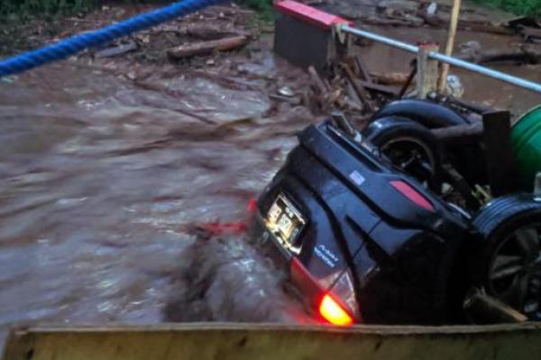 Banjir Bandang Terjang Cicurug Sukabumi, Belasan Rumah Hanyut