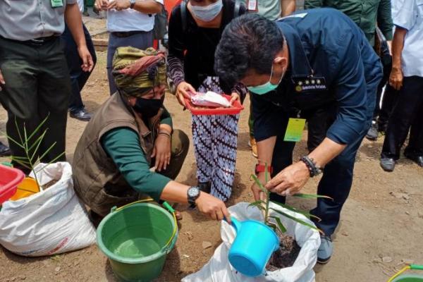Legislator PKB Luluk Nur Hamidah Dampingi Mentan Kunjungi Warga Karanganyar