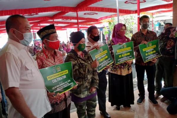 Luluk Nur Hamidah Hadiri Penutupan TMMD di Jatiwarno dan Serahkan Bantuan
