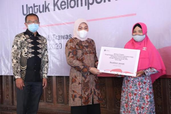 Menaker Ida Serahkan Bantuan bagi Kelompok Pekerja Perempuan di Mojokerto