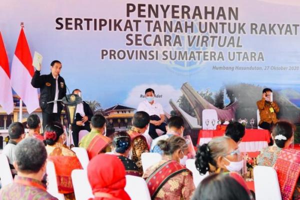 Presiden Jokowi Serahkan Sertifikat Hak Atas Tanah di Humbang Hasundutan