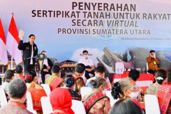 Presiden Jokowi Serahkan Sertifikat Hak Atas Tanah di Humbang Hasundutan