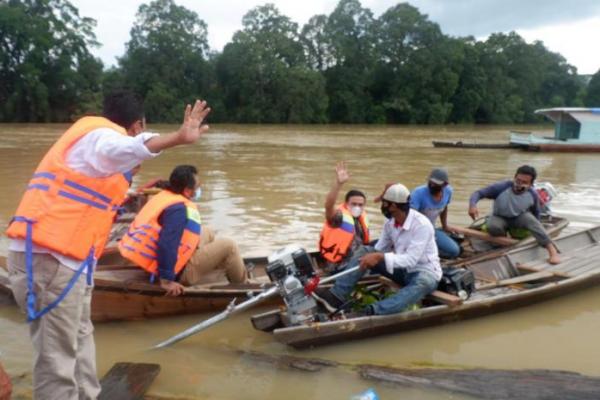 Tembus Derasnya Sungai, Abdul Wahid Serahkan 667 Paket Mesin untuk Nelayan Kampar