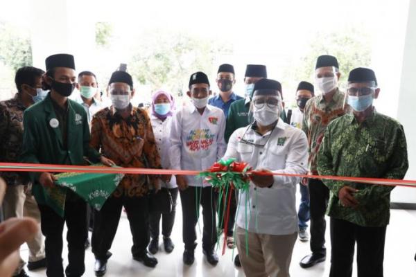 Potong Pita, Gus AMI Resmikan ITS NU Pekalongan