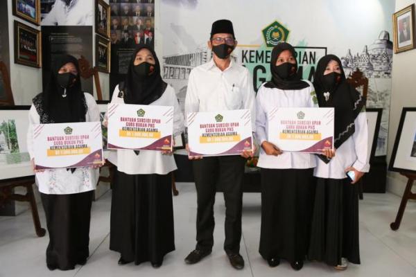 Kemenag Serahkan Bantuan Subsidi Upah Guru Non-PNS di HGN 2020