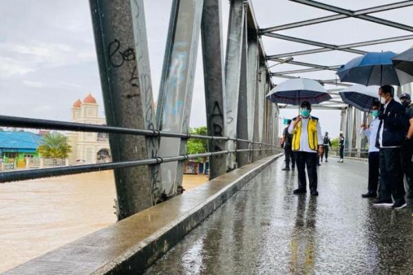 Tinjau Banjir di Kalsel, Presiden Jokowi Instruksikan Perbaikan Sarana Penghubung