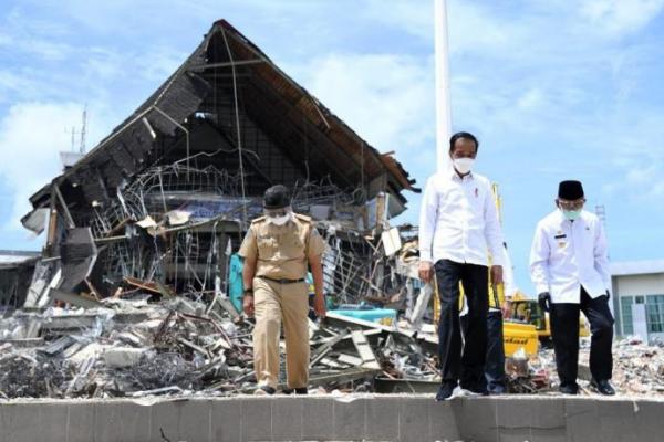 Kunjungan Kerja ke Sulawesi Barat, Presiden Jokowi Tinjau Lokasi Gempa