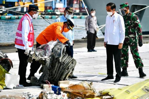 Jokowi Apresiasi Kerja Keras Tim Gabungan Evakuasi Sriwijaya Air SJ 182