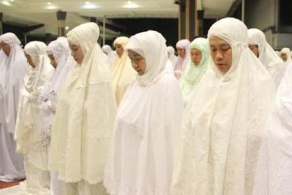 Perempuan Melaksanakan Salat Jumat