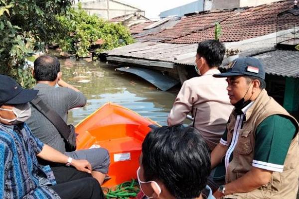Salurkan Bantuan, Ketua PKB Kota Tangerang Nekat Terobos Banjir