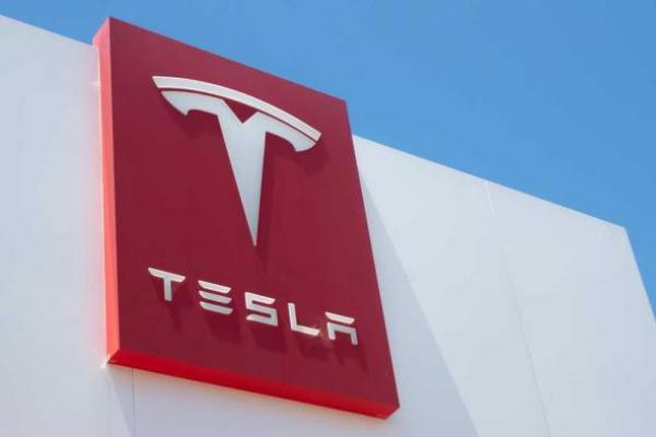 Tesla Cetak Rekor 1,3 Juta Penjualan Mobil