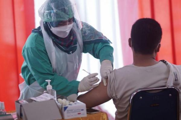 Warga Indonesia Terima Vaksinasi COVID-19 Dosis Pertama Capai 203.707.513 Orang