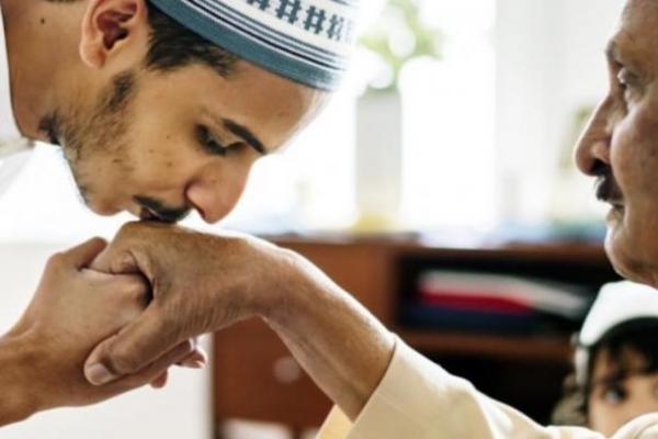 Kesunahan Salim dan Mencium Tangan Kiai
