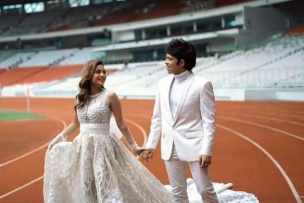 Atta Halilintar – Aurel Hermansyah Sewa GBK Untuk Foto Prewedding