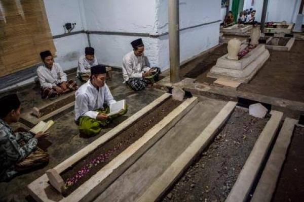 Tradisi Menjelang Ramadan, Ziarah Kubur