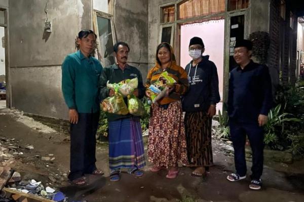 Cak Udin dan PKB Kabupaten Malang Berbagi Sembako di Malam Pertama Ramadhan
