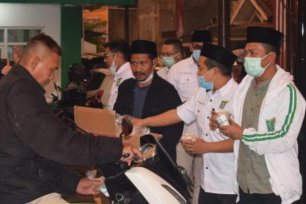 Lewat Program Food Bank, PKB Bandung Bagi-bagi Takjil Gratis ke Warga