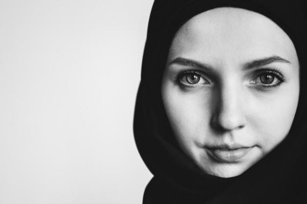 Cepol Jilbab Menjauhkan Perempuan dari Bau Surga, Benarkah?