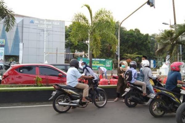 DPC Pandeglang Bagikan Ribuan Takjil Gratis ke Masyarakat