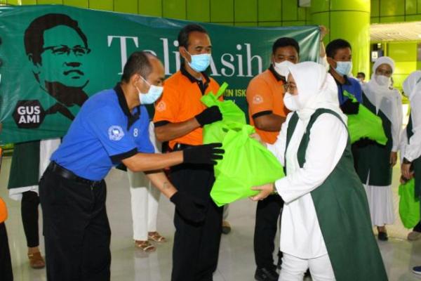 250 Porter Stasiun Gambir Terima Bantuan dari Perempuan Bangsa