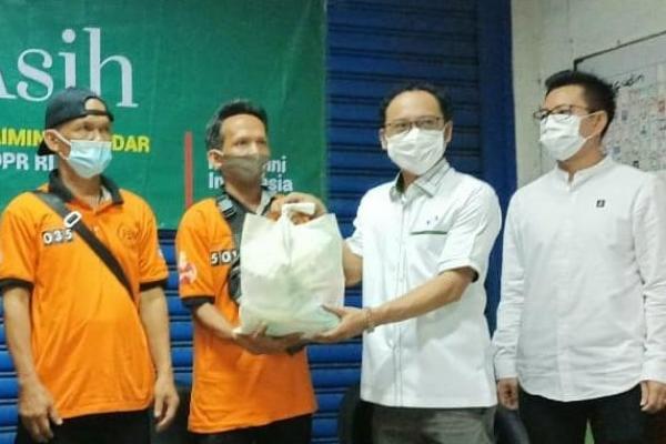 Porter Pasar Tanah Abang Dapat Bingkisan Tali Asih dari Gus AMI