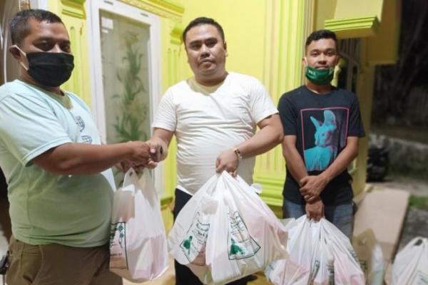 Rico Alviano Bagikan 10.000 Paket Sembako di Sumatera Barat