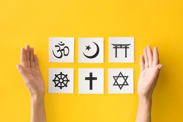 Hukum Memasuki Tempat Ibadah Agama Lain Menurut 4 Mazhab   