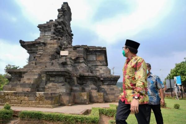 Di Jombang, Gus Menteri Sempatkan Kunjungi Candi Peninggalan Majapahit