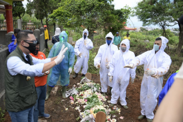 Terbukti Negatif COVID-19, 196 Makam di Bandung Dibongkar