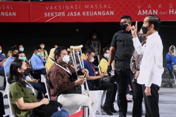 Presiden Jokowi Tinjau Pelaksanaan Vaksinasi bagi Pelaku Sektor Keuangan