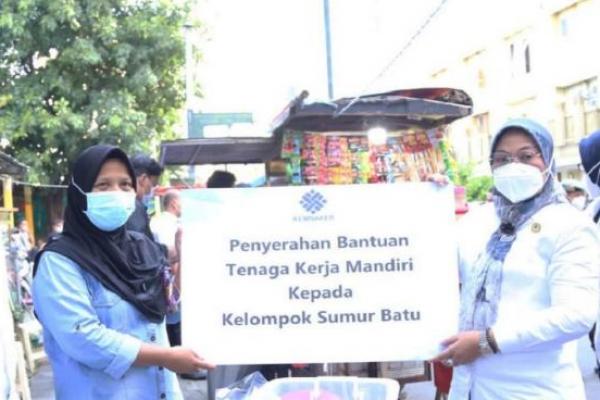 Menteri Ida Fauziyah Serahkan Bantuan Program TKM ke PKL di Jakarta