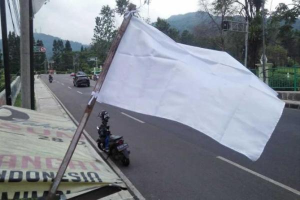 300 Pedagang di Puncak Bogor Pasang Bendera Putih