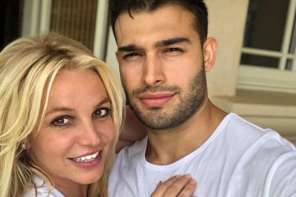 Pamer Cincin, Britney Spears Resmi Bertunangan dengan Sam Asghari