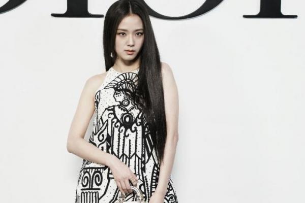 Ribuan Fans Sambut Jisoo BLACKPINK di Paris Fashion Week