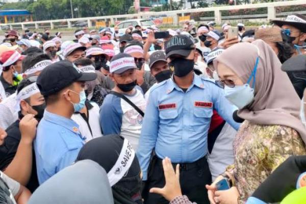 Temui Peternak di Depan Gedung DPR RI, Anggia Tegaskan Siap Kawal Tuntutan Peternak